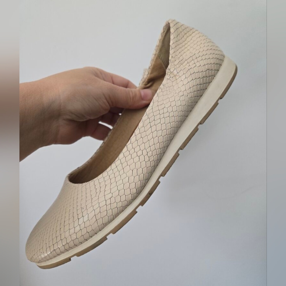 BARETRAPS POSTURE Women's Cream Ballet Flats
